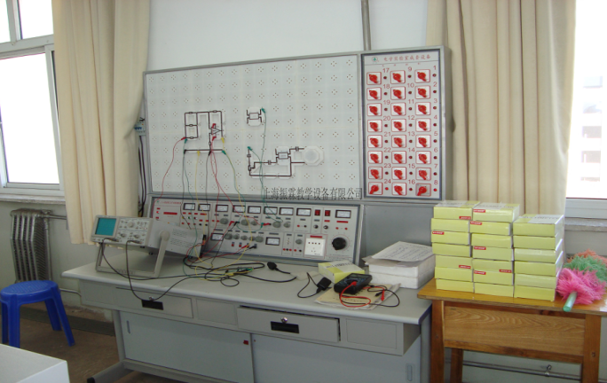 這一款是上海振霖教學(xué)設(shè)備公司生產(chǎn)的ZLCB-805型電工電子電力拖動(dòng)實(shí)驗(yàn)室成套設(shè)備（教師桌）。